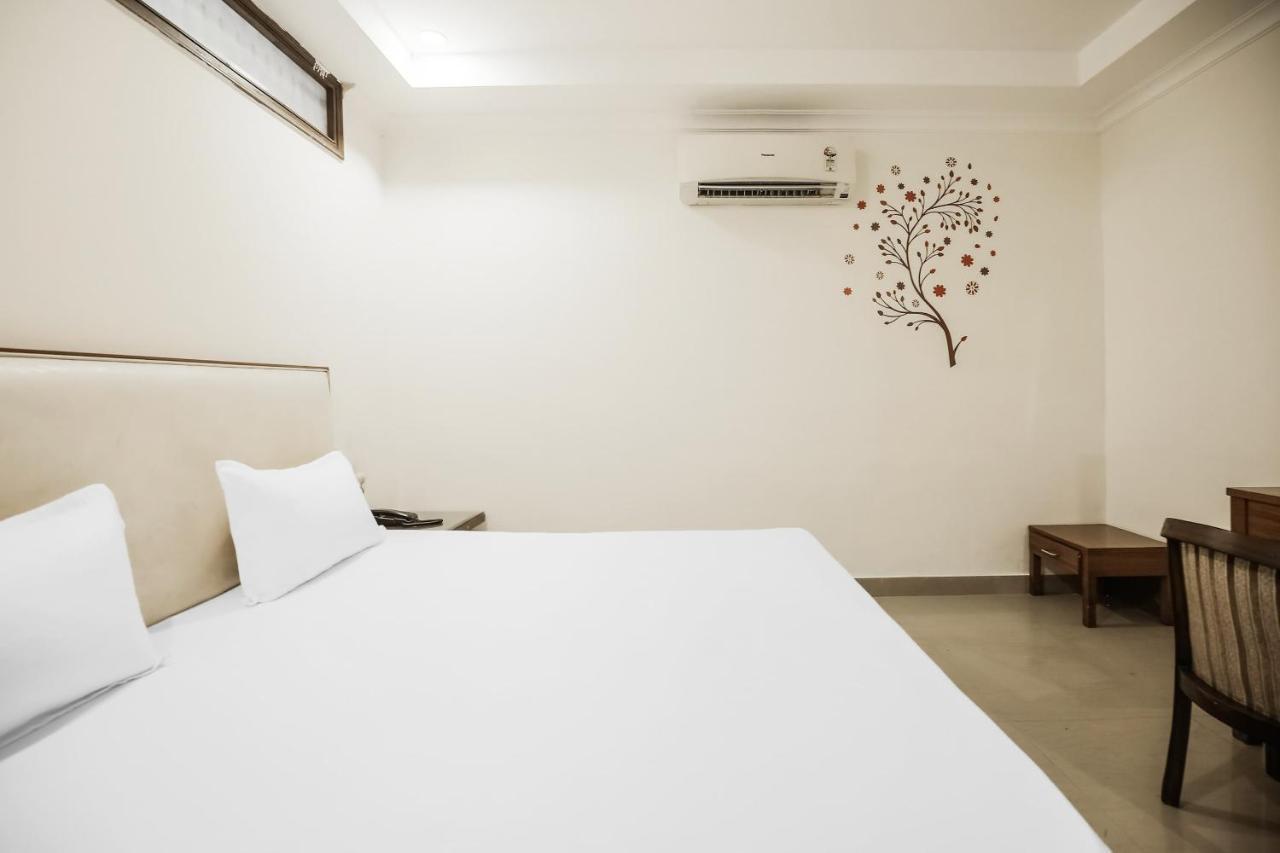 Hotel Collection O Sapphire Chandīgarh Exterior foto